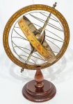 ITÁLIA - Raríssimo e grande globo celeste terrestre com motivo de signos zodiacais. Executado em metal dourado de ótima fundição, adornado por rico acabamento de madeira. Bom estado de conservação. Mede 57,0 cm de altura x 23,0 cm de diâmetro da base.
