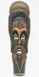 ²JOANESBURGO, ÁFRICA DO SUL - Déc.80 - Raríssima e expressiva máscara étnica de coleção, executada á mão em madeira, adornada por riquíssimo trabalho vibrante. Perfeito estado de conservação. Mede  49,0 cm de altura x 14,5 cm de largura.