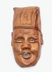 ARTE ORIENTAL -  - ´´FÓ´´ (BUDA) - Raríssima e expressiva máscara de coleção, executada á mão em madeira, adornada por riquíssimo trabalho vibrante, Entalhe de caractere chinês. Bom estado de conservação. Mede 25,0 cm de altura x 12,0 cm de largura. 10