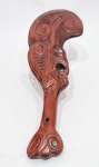 AUCKLAND, NOVA ZELÂNDIA - POVO MAORI - Raríssimo Wahaika, executado em madeira típica Timber Rimu.  Essa peça é um artefato utilizado pelos povos Maori em cerimônias, e também como arma. O nome significa boca de peixe, por conta de seu formato curvado. 12