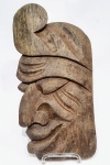 QUITO, EQUADOR -Déc.80 - Raríssima e expressiva máscara étnica de coleção, executada á mão em madeira, adornada por riquíssimo trabalho vibrante. Bom estado de conservação. Mede 36,5 cm de altura x 18,0 cm de largura. 14