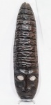 KINGSTON, JAMAICA - Déc.60 - Raríssima e expressiva máscara étnica de coleção, executada á mão em madeira, adornada por riquíssimo trabalho vibrante. Bom estado de conservação. Mede 53,0 cm de altura x 13,5 cm de largura. 15