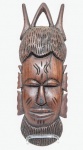 POVO SENUFO, COSTA DO MARFIM - Déc.80 - Raríssima e expressiva máscara étnica de coleção, executada á mão em madeira, adornada por riquíssimo trabalho vibrante. Bom estado de conservação. Mede 39,5 cm de altura x 14,0 cm de largura. 17
