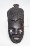 JOANESBURGO, ÁFRICA DO SUL - Déc.90 - Raríssima e expressiva máscara étnica de coleção, executada á mão em madeira, adornada por riquíssimo trabalho vibrante. Bom estado de conservação. Mede 21,0 cm de altura x 9,0 cm de largura. 19