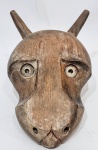 BOGOTÁ, COLÔMBIA - Déc.80 - Raríssima e expressiva máscara étnica de coleção, executada á mão em madeira, adornada por riquíssimo trabalho vibrante. Bom estado de conservação. Mede 25,5 cm de altura x 17,5 cm de largura. 21