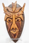 CUBA - Raríssima e expressiva máscara étnica de coleção, executada á mão em madeira, adornada por riquíssimo trabalho vibrante. Bom estado de conservação. Mede 28,0 cm de altura x 14,0 cm de largura. 25