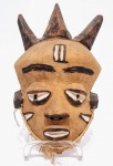 LUMUMBASHI, ZAIRE (ATUAL CONGO) - Déc.80 - Lendária e expressiva máscara étnica de coleção, executada á mão em madeira, adornada por riquíssimo trabalho vibrante. Bom estado de conservação. Mede 23,0 cm de altura x 14,5 cm de largura. 31