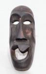 BELGRADO, IUGOSLÁVIA - Déc.80 - Lendária e expressiva máscara étnica de coleção, executada á mão em madeira, adornada por riquíssimo trabalho vibrante. Bom estado de conservação. Mede 26,0 cm de altura x 10,5 cm de largura. 32