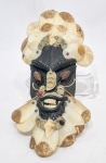 ÁFRICA - Déc.80 - Raríssima e expressiva máscara étnica de coleção, executada á mão em madeira, adornada por riquíssimo trabalho vibrante. Bom estado de conservação. Mede 23,0 cm de altura x 11,0 cm de largura. 33