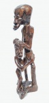 ÁFRICA, DÉC. 80 - ´´UJAMAA´´ - Obra talhada em madeira maciça por artista identificado como Langa, representando expressivas figuras humanas interligadas em estilo Makonde, tradicional do sudeste africano. Peça com forte carga simbólica de ancestralidade e união, típica da filosofia Ujamaa. Arte tribal autêntica, ideal para colecionadores ou decoração étnica de alto padrão. Perfeito estado de conservação. Mede 39,5 cm de altura.
