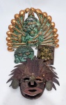MÉXICO - Lote composto por 4 máscaras de coleção mexicanas, sendo 3 em metal de ótima fundição e 1 em resina emoldurada em madeira. Ambas em bom estado de conservação, maior mede 21,0 x 27,5 cm.