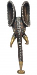NIGÉRIA, DÉC. 70 - Grandiosa e raríssima máscara/escultura, executada finamente á mão em madeira de ótima qualidade, adornada por moedas locais e búzios (conchas), rico acabamento em metal dourado de excelente fundição. Mede 80,0 cm de altura x 29,0 cm de largura. Bom estado de conservação, possui restauro. Peça única.