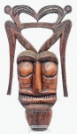 SANTIAGO, CHILE - DÉC. 80 - Linda e rara máscara, executada finamente em madeira local de ótima qualidade. Adornada por riquíssimo e expressivo trabalho feito á mão. Bom estado de conservação, possui restauro. Mede 50,0 cm de altura x 26,0 cm de largura. Peça única. 48