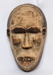 TRIBO DOS ZULUS, ÁFRICA DO SUL - Grande e rara máscara, executada finamente em madeira local de ótima qualidade. Adornada por riquíssimo e expressivo trabalho feito á mão. Bom estado de conservação. Mede 43,0 cm de altura x 25,5 cm de largura. Peça única. 49