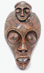 TRIBO DOS ZULUS, ÁFRICA DO SUL - Grande e rara máscara, executada finamente em madeira local de ótima qualidade. Adornada por riquíssimo e expressivo trabalho feito á mão. Perfeito estado de conservação. Mede 55,0 cm de altura x 32,5 cm de largura. Peça única. 50