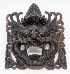 JACARTA, INDONESIA - DÉC. 80 - Linda e rara máscara, executada finamente em madeira local de ótima qualidade. Adornada por riquíssimo e expressivo trabalho feito á mão. Bom estado de conservação, possui restauro. Mede 31,0 cm de altura x 30,0 cm de largura. Peça única. 52