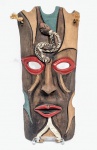 MESTRE LUIZ GALDINO, SALVADOR-BA - DÉC. 80 - Linda e raríssima máscara, executada finamente em terracota de ótima qualidade escultórica. Adornada por riquíssimo e expressivo trabalho feito á mão. Bom estado de conservação. Mede 38,0 cm de altura x 16,5 cm de largura. Peça única. 55