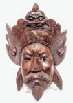 CHINA, DÉC. 80 - ´´SOLDADO GUAN YU´´ - Linda e raríssima máscara, executada finamente em madeira local de ótima qualidade. Adornada por riquíssimo e expressivo trabalho feito á mão. Bom estado de conservação, possui discreto lasco. Mede 28,0 cm de altura x 18,0 cm de largura. Peça única. 60