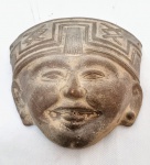 BANFOCO, MÉXICO - DÉC. 90 - Linda e raríssima máscara, executada finamente em terracota de ótima qualidade escultórica. Adornada por riquíssimo e expressivo trabalho feito á mão. Bom estado de conservação. Mede 13,5 cm de altura x 14,0 cm de largura. Peça única. 61