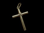 ELEGANTE PINGENTE EM OURO 18 K TEOR 750 NO FORMATO DE CRUZ. PERFEITO ESTADO DE CONSERVAÇÃO, NÃO APARENTA USO. MEDE 3,0 X 1,6 CM. PESO 0.9 G.