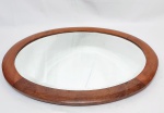 Charmoso e lindo espelho, executado em cristal bisotado de ótima qualidade. Enquadrado em moldura de madeira nobre ricamente trabalhada. Perfeito estado de conservação. Mede 70,0 x 53,5 cm.