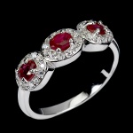 CLÁSSICO ANEL MEIA ALIANÇA EM PRATA DE LEI ESPESSURADA A OURO BRANCO, DESIGN EXCLUSIVO DE EXCEPCIONAL OURIVESARIA COM PRECIOSA CRAVAÇÃO DE RUBIS DE 4.0 X 3.0 MM, CLÁSSICA LAPIDAÇÃO OVAL BRILHANTE, ADORNADAS POR RICO TRABALHO E FINO ACABAMENTO COM ZIRCONIAS EXTRA BRANCAS. PERFEITO ESTADO DE CONSERVAÇÃO, SEM USO. ARO MEDE 1,8 CM, ARMAÇÃO 1,8 X 0,6 CM. ORIGEM MOÇAMBIQUE, ÁFRICA.