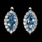 Elegante par de brincos em prata de lei espessurada a ouro branco , design exclusivo de excepcional ourivesaria com lindo Topázio Swiss blue de 10 x 5.0 mm , clássica lapidação marquise brilhante, adornado por bela coroa de Zirconias extra brancas. perfeito estado de conservação, sem uso. Medem 1,6 x 0,8 cm . Origem África.