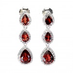 Belíssimo e charmoso par de brincos em prata de lei espessurada a ouro branco, design moderno exclusivo com preciosas cravação de Granadas Rodolita de 6.0 x 4.0 e 8.0 x 6.0 mm, clássica lapidação pera brilhante, adornadas por rico trabalho, fino acabamento e majestosas coroas de Zirconias extra brancas. Perfeito estado de conservação, sem uso. Medem 3,0 x 0,8 cm. Origem Moçambique.