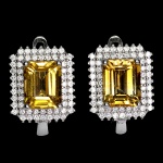 Belo par de brincos em prata de lei espessurada a ouro branco, design exclusivo de excepcional ourivesaria com precioso Citrino extra de 9.0 x 7.0 mm, clássica lapidação esmeralda brilhante, adornado por rico trabalho, fino acabamento e majestosas coroas de Zirconias extra brancas. Perfeito estado de conservação, sem uso. Medem 1,4 x 1,2 cm. Origem África. OBS: FORMA CONJUNTO COM O LOTE Nº
