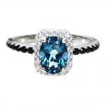 Elegante anel em prata de lei espessurada a ouro branco , design exclusivo de excepcional ourivesaria com lindo Topázio London blue de 8.0 x 6.0 mm , clássica lapidação oval brilhante, adornada por bela coroa de Zirconias extra brancas e fino acabamento no aro com black Spinel. perfeito estado de conservação, sem uso . aro mede 1,8 cm, armação 0,9 x 0,7 cm. Origem África.
