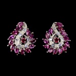MAGNIFICO PAR DE BRINCOS EM PRATA DE LEI ESPESSURADA A OURO BRANCO, DESIGN MODERNO EXCLUSIVO DE EXCEPCIONAL OURIVESARIA COM PRECIOSA CRAVAÇÃO DE GRANADAS RODOLITA DE 4.0 X 2.0 MM, CLÁSSICA LAPIDAÇÃO MARQUISE BRILHANTE, ADORNADAS POR RICO TRABALHO E FINO ACABAMENTO COM TANZANITAS DE LAPIDAÇÃO BRILHANTE. PERFEITO ESTADO DE CONSERVAÇÃO, SEM USO. MEDEM 1,8 X 1,6 CM . ORIGEM MOÇAMBIQUE E TANZÂNIA.
