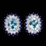Clássico e elegante par de brincos em prata de lei espessurada a ouro branco, design exclusivo de excepcional ourivesaria com belíssimo Topázio Swiss blue de 8.0 x 6.0 mm, clássica lapidação oval brilhante, adornado por rico trabalho, fino acabamento e majestosas coroas de Safiras azuis e brancas de lapidações quadrada e brilhante. Perfeito estado de conservação, sem uso. Medem 1,5 x 1,2 cm. Origem África.