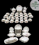 KOENIGSZELT, POLÔNIA DÉC. 30/40 - 125 PEÇAS - BRASÃO DA COROA - Lendário e encantador aparelho de jantar, chá, café e sobremesa. Produzido pela renomada manufatura, uma das mais importantes da porcelana polonesa. Confeccionado em porcelana branca de excelente qualidade. Peças adornadas por riquíssimo trabalho floral multicolorido em estilo romântico, com bordas suavemente onduladas e elegantemente filetadas á ouro. Unem o bom gosto da burguesia europeia e o charme campestre. Composto por: 24 pratos rasos para jantar, 12 pratos rasos para sobremesa, 12 pratos rasos para entrada, 12 pratos fundos para sopa, 01 sopeira, 01 legumeira, 01 molheira, 04 travessas ovais, 01 covilhete, 03 travessas quadriculadas fundas, 12 xícaras para café e 12 para chá com seus respectivos pires, 01 chaleira, 01 bule, 01 leiteira, 01 açucareiro, 01 prato para bolo e 01 manteigueira. Perfeito estado de conservação. Polônia meados do Século XX. Oportunidade única.