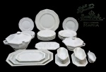 ROSENTHAL - COLEÇÃO ´´MARIA´´ - SELB, BAVARIA - ALEMANHA - INÍCIO SÉC. XX - Clássico e refinado aparelho de jantar e sobremesa.  Peças executadas em porcelana de excelente qualidade e renomadíssima manufatura, adornadas por formas octogonais e relevo com ricas guirlandas florais nas bordas, típico do design neoclássico alemão da época. Composto por 01 sopeira, 01 legumeira, 01 raro escorredor, 03 travessas retangulares, 02 molheiras, 01 cremeira, 06 pratos rasos para jantar, 06 pratos rasos para sobremesa e 06 pratos fundos para sopa. Oportunidade única. Alemanha, início do Séc. XX. Bom estado de conservação, possui discretas marcas de uso e do tempo.