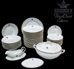 ROYAL KENT COLLECTION, GRÃ BRETANHA - GEORGE V - BRASÃO DA COROA - Elegantíssimo e tradicional aparelho de jantar e sobremesa. Peças executadas finamente em porcelana de excepcional qualidade e manufatura, adornadas por brasão central com coroa e monogramas em vibrante azul cobalto, bordas delicadamente onduladas em relevo e riquíssimos filetes á ouro nas bordas. Típico da estética aristocrática inglesa. Composto por: 20 pratos rasos para jantar, 10 pratos rasos para sobremesa, 10 pratos fundos para sopa, 01 sopeira, 01 molheira com presentoir e 01 covilhete oval. Perfeito estado de conservação. Reino Unido, meados do Século XX.