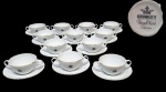 ROYAL KENT COLLECTION, GRÃ BRETANHA - GEORGE V - BRASÃO DA COROA - Elegantíssimo e tradicional jogo de 12 xícaras para Consommé com seus respectivos pires. Peças executadas finamente em porcelana de excepcional qualidade e manufatura, adornadas por brasão central com coroa e monogramas em vibrante azul cobalto, bordas delicadamente onduladas em relevo e riquíssimos filetes á ouro nas bordas. Típico da estética aristocrática inglesa. Perfeito estado de conservação. Reino Unido, meados do Século XX.
