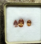 Lindo Lote composto por 04 Preciosos e raros Topázios Imperial Extra rosa e pêssego, totalizando 2.415 cts , Excelente qualidade AAA e clareza transparente , clássicas lapidações gota e oval brilhante, medindo aprox 8 x 5 mm, 7.0 x 7.0 mm e 6.0 x 4.0 mm. Ótimo investimento para montar uma joia de qualidade . Origem Brasil . Acondicionadas em caixa acrílica .