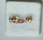 Lindo Lote composto por 06 Preciosos e raros Topázios Imperial Extra pêssego e mel, totalizando 2.125 cts, Excelente qualidade AAA e clareza transparente , clássicas lapidações gota e navete brilhante, medindo aprox 7.0 x 4.0 mm, 6.0 x 3.0 mm, 7.0 x 3.0 e 5.0 x 3.0 mm. Ótimo investimento para montar uma joia de qualidade . Origem Brasil . Acondicionadas em caixa acrílica .