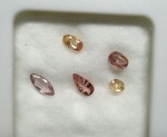 Lindo Lote composto por 05 Preciosos e raros Topázios Imperial Extra pêssego, mel e rosa lilás, totalizando 2.020 cts, Excelente qualidade AAA e clareza transparente , clássicas lapidações diamante, gota, navete e oval brilhante, medindo aprox 8.0 x 4.0 mm, 7.0 x 4.0 mm, 6.0 x 4.0 e 4.0 mm. Ótimo investimento para montar uma joia de qualidade . Origem Brasil . Acondicionadas em caixa acrílica .