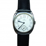 RELÓGIO OMEGA SWISS - ELEGANTE MODELO VINTAGE - BELA CAIXA DE 30 MM EM AÇO, PULSEIRA NOVA DE COURO DE 18 MM. FUNÇÕES: HORAS, MINUTOS E SEGUNDOS. MOVIMENTO COM MECANISMO A CORDA SWISS PRECISÃO. FUNCIONAMENTO NO ESTADO.