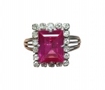 BELÍSSIMO ANEL EM OURO BRANCO 18 K TEOR 750, DESIGN EXCLUSIVO DE EXCEPCIONAL OURIVESARIA COM RICO TRABALHO, LINDO TOPÁZIO PINK DE 9.0 X 7.0 MM, CLÁSSICA LAPIDAÇÃO ESMERALDA BRILHANTE, ADORNADO POR PRECIOSA COROA DE 18 BRILHANTES DE EXCELENTE QUALIDADE E CLAREZA COM LINDO BRILHO. PERFEITO ESTADO DE CONSERVAÇÃO, NÃO APARENTA USO. ARO QUINTUPLO MEDE 1,9 CM. ARMAÇÃO 1,0 X 1,2 CM. PESO TOTAL 4.0 GRAMAS.