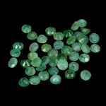 Precioso e raro lote de Belíssimas Esmeraldas, composto por 42 unidades totalizando 4.08 cts, clássica lapidação brilhante medindo aprox 2.8 x 2.8 x 1.5 mm cada. Excelente qualidade e clareza. Oportunidade única para montar uma joia de qualidade. Origem Colômbia.