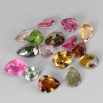 Precioso lote de Belíssimas Turmalinas multi coloridas 100% naturais, composto por 16 unidades totalizando 4.04 cts , clássica lapidação pera brilhante, medindo 4.5 x 3.5 x 2.0 mm. 5.5 x 4.0 x 2.5 mm, cada. Excelente qualidade e clareza IF / VVS . Oportunidade única para montar uma joia de qualidade . Origem Brasil.