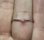 CLÁSSICO ANEL SOLITÁRIO DE PLATINA TEOR 950 COM BRILHANTE DE EXCELENTE QUALIDADE E CLAREZA. ARO MEDE 1,9 CM. PESO 1.1 GRAMAS. BOM ESTADO. 