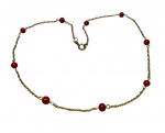 Elegante corrente em ouro 18 k teor 750, malha exclusiva com feitio de excepcional ourivesaria, adornada por rico trabalho e fino acabamento com bolinhas de coral natural. Itália séc XX. Excelente estado de conservação. peso 3.5 gramas . mede 38 cm de comprimento.