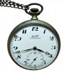 TISSOT SWISS - RARO RELÓGIO DE BOLSO ANTIMAGNETIQUE COM BELA CAIXA EM METAL PRATEADO, ASSINADO E NUMERADO, MOSTRADOR DE FUNDO BRANCO ESMALTADO COM ALGARISMO ARÁBICO. MAQUINÁRIO COM MECANISMO A CORDA FUNCIONANDO. PRECIOSA MANUFATURA TISSOT SWISS. ÓTIMO ESTADO DE CONSERVAÇÃO, ACOMPANHA CORRENTE. MEDE APROX 4,7 CM.