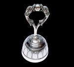 ELEGANTE SINO EM PRATA DE LEI TEOR 833, DECORADO COM RICO TRABALHO E FINO ACABAMENTO. MARCA DO PRATEIRO CORREA. BRASIL INICIO DO SÉC XX. PERFEITO ESTADO DE CONSERVAÇÃO. MEDE APROX 10 X 5,5 CM. PESO 121.5 G.