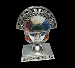 BELÍSSIMA ESCULTURA INCA EM PRATA DE LEI TEOR 950 FINAMENTE DECORADA COM RICO TRABALHO E FINO ACABAMENTO COM PEDRAS. PERU SÉC XX. PERFEITO ESTADO DE CONSERVAÇÃO. MEDE APROX 9,0 X 6,0 X 3,5 CM. PESO 97 GRAMAS.