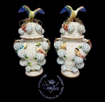 TICHE, ITÁLIA - Imponente e belíssimo par de bojudos potiches, feitos finamente em porcelana de excepcional qualidade e renomada manufatura, adornados por riquíssimo trabalho floral e de fauna em altíssimo relevo pintado á mão, ao melhor estilo Capodimonte, tampas de mesmo feitio com majestoso pássaro. Medem 47,0 cm de altura x 27,0 cm de alça á alça. Ambos em bom estado de conservação, um possui discretíssimos bicados, nada que altere a beleza dos vasos. Itália, meados do Século XX.