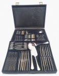 MONIX 18/10 - ESPANHA - Charmoso e raríssimo faqueiro, peças executadas em aço nobre inoxidável (18% cromo - 10% níquel) de ótima qualidade e fundição, adornadas por rico trabalho. Design modernista e exclusivo. Composto por 12 garfos para jantar, 12 para peixe e 12 para sobremesa; 12 facas para jantar, 12 para peixe e 12 para sobremesa; 12 colheres para sopa, 12 para chá e 12 para café; 05 talheres de serviço. Ambos em perfeito estado de conservação. Acondicionados em estojo/maleta original medindo 9,5 x 47,0 x 35,0 cm. Oportunidade.